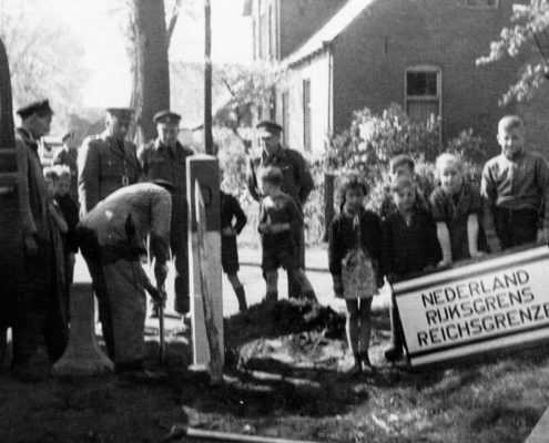 Neuer Grenzpfahl an der ev. Kirche in 1949, Archiv ehem. Gemeinde Dinxperlo