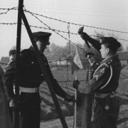 Beamte markieren 1949 die Grenze, Archiv ehemalige Gemeinde Dinxperlo