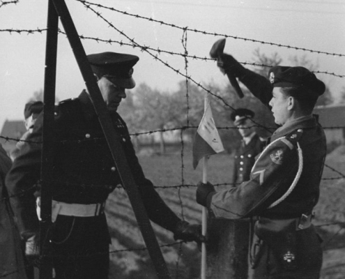 Beamte markieren 1949 die Grenze, Archiv ehemalige Gemeinde Dinxperlo