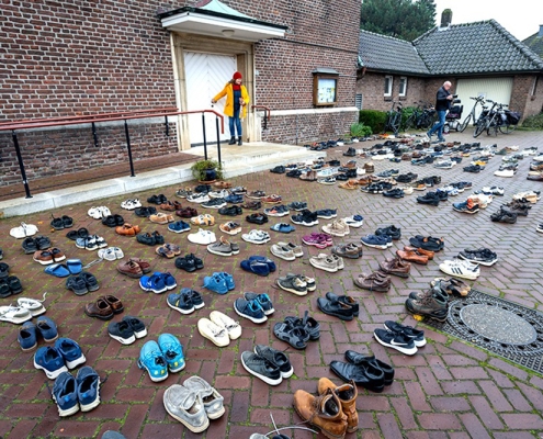 250 paar schoenen vor der Gedenkfeier