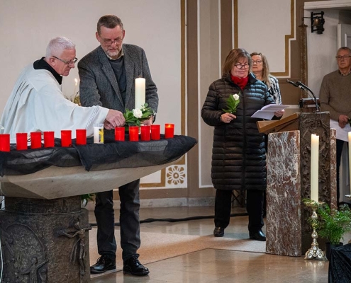 Nach jeder Fürbitte Kerze und Rose zum Gedenken