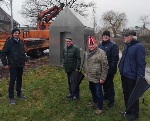 Aufbau Wanderkapelle in Aalten v.l.n.r. Antonius Böing (Kreis Borken), Hans de Graaf (Stichting Ludgerpad), Freek Diersen (Heimatverein Suderwick) - Foto: Johannes Hoven